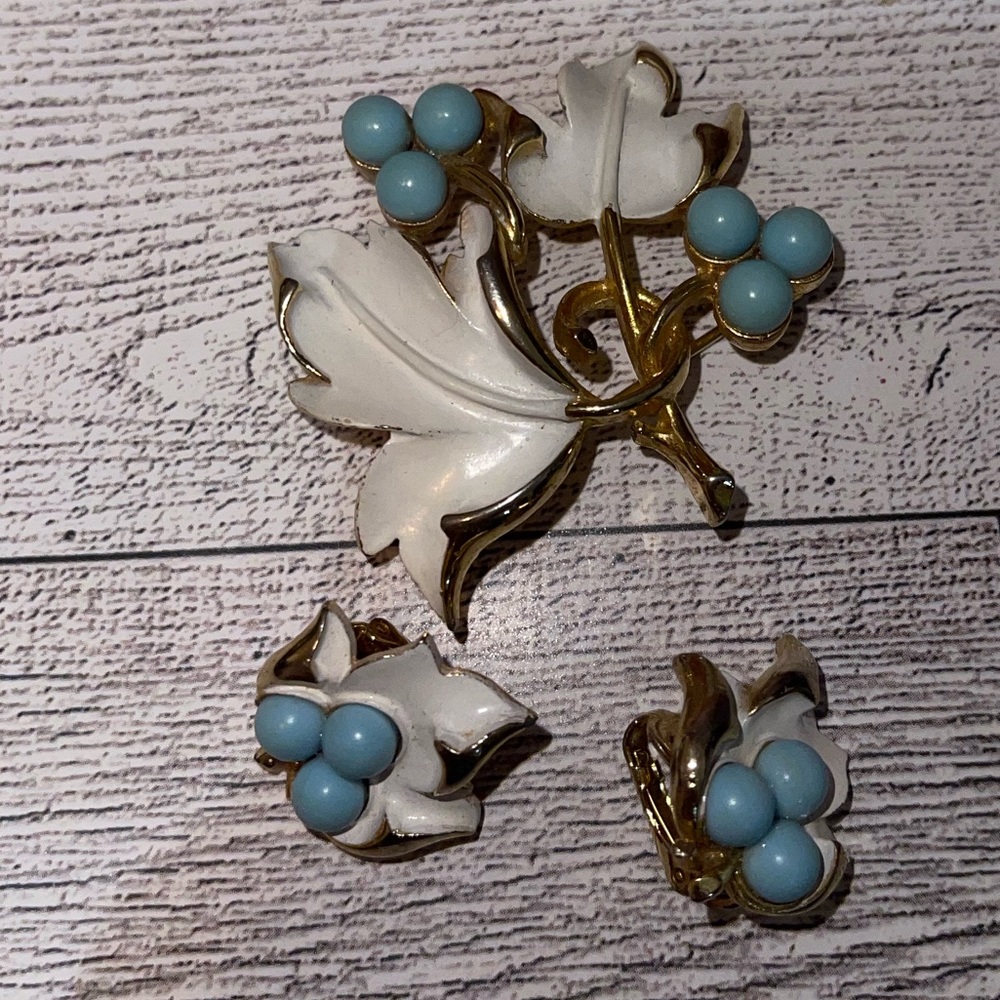Signed Sarah Coventry Enamel gold tone w/ Light blue beads: brooch & Earrings - Picture 3 of 7